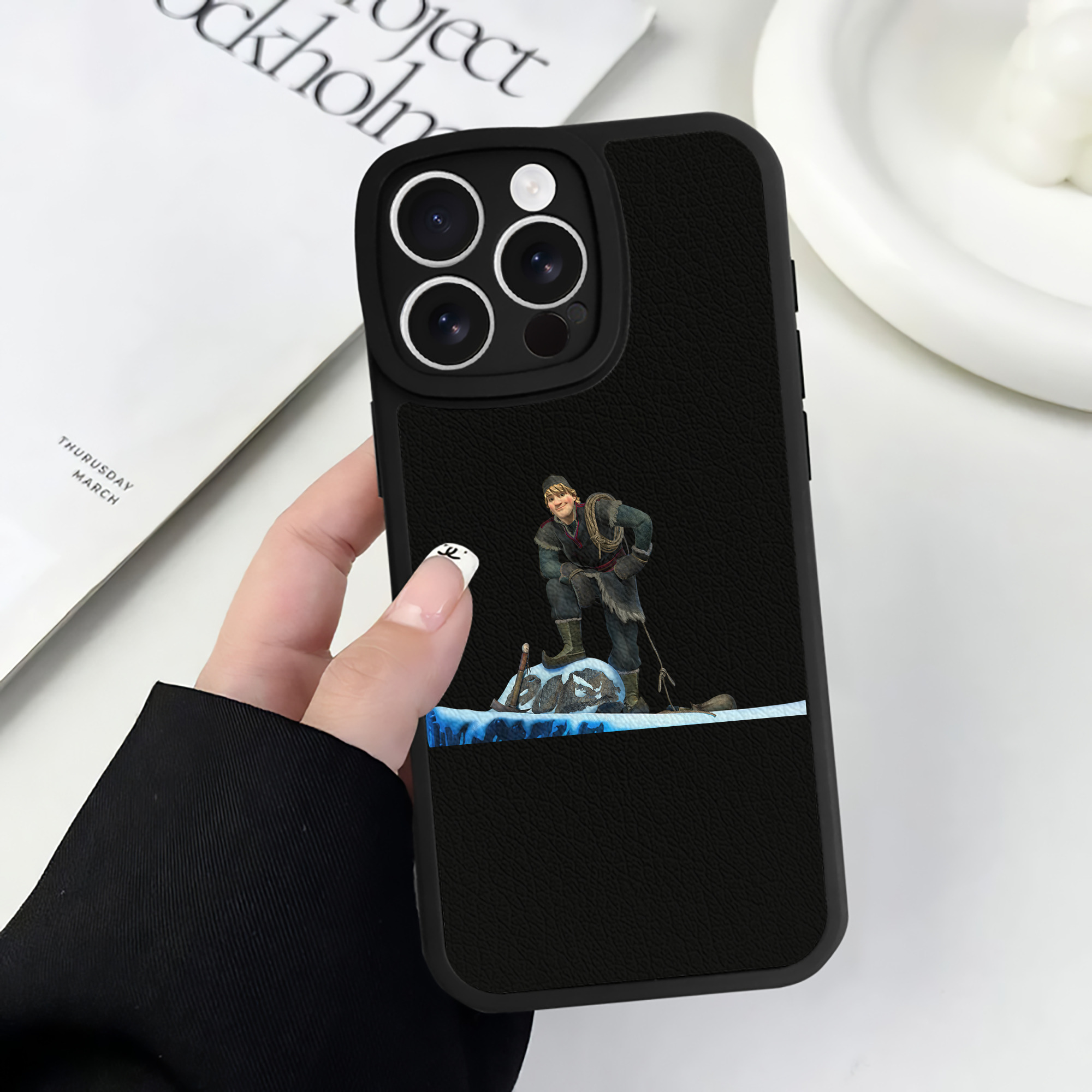（画像用） アナと雪の女王 アンナ エルサ Frozen Anna Elsa 【iPhone 16シリーズ対応】シリコンスマホケース（レザー調） 材質：シリコン